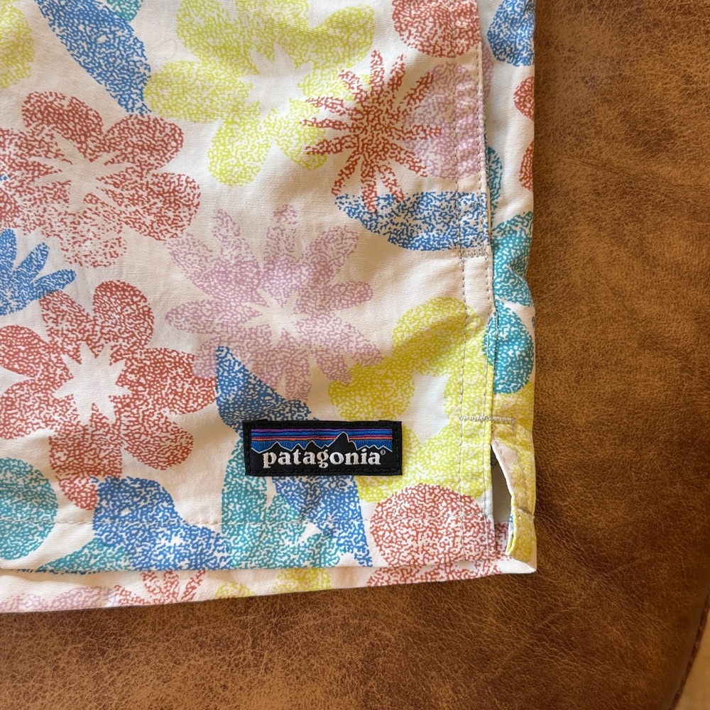 NWT Patagonia Women’s Barely Baggies Short 2.5” Sz XS Channeling Spring Natural - Picture 2 of 4